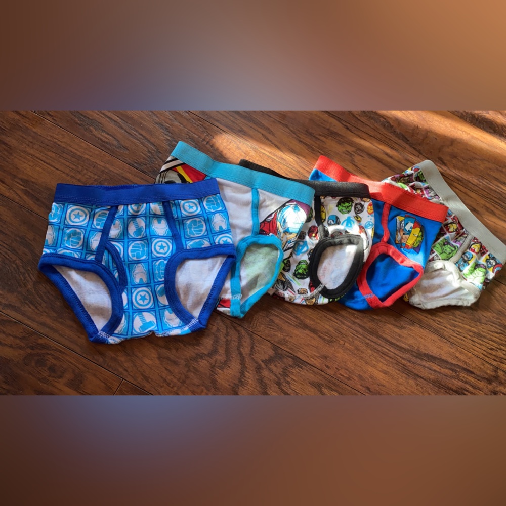 5 pair of new Marvel undies size 4 boys